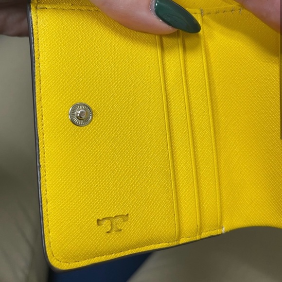 TORY BURCH Robinson Mini Wallet - Lemon Drop - Picture 4 of 8
